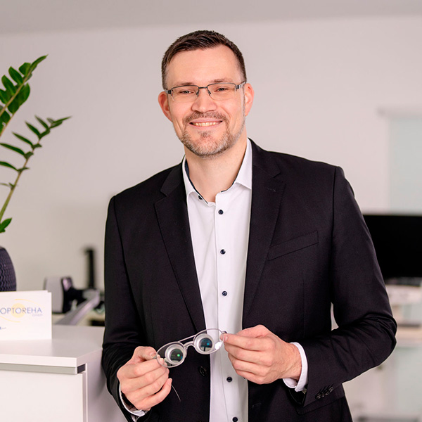 Christoph Ackermann (Geschäftsführer) mit Lupenbrille in Hand