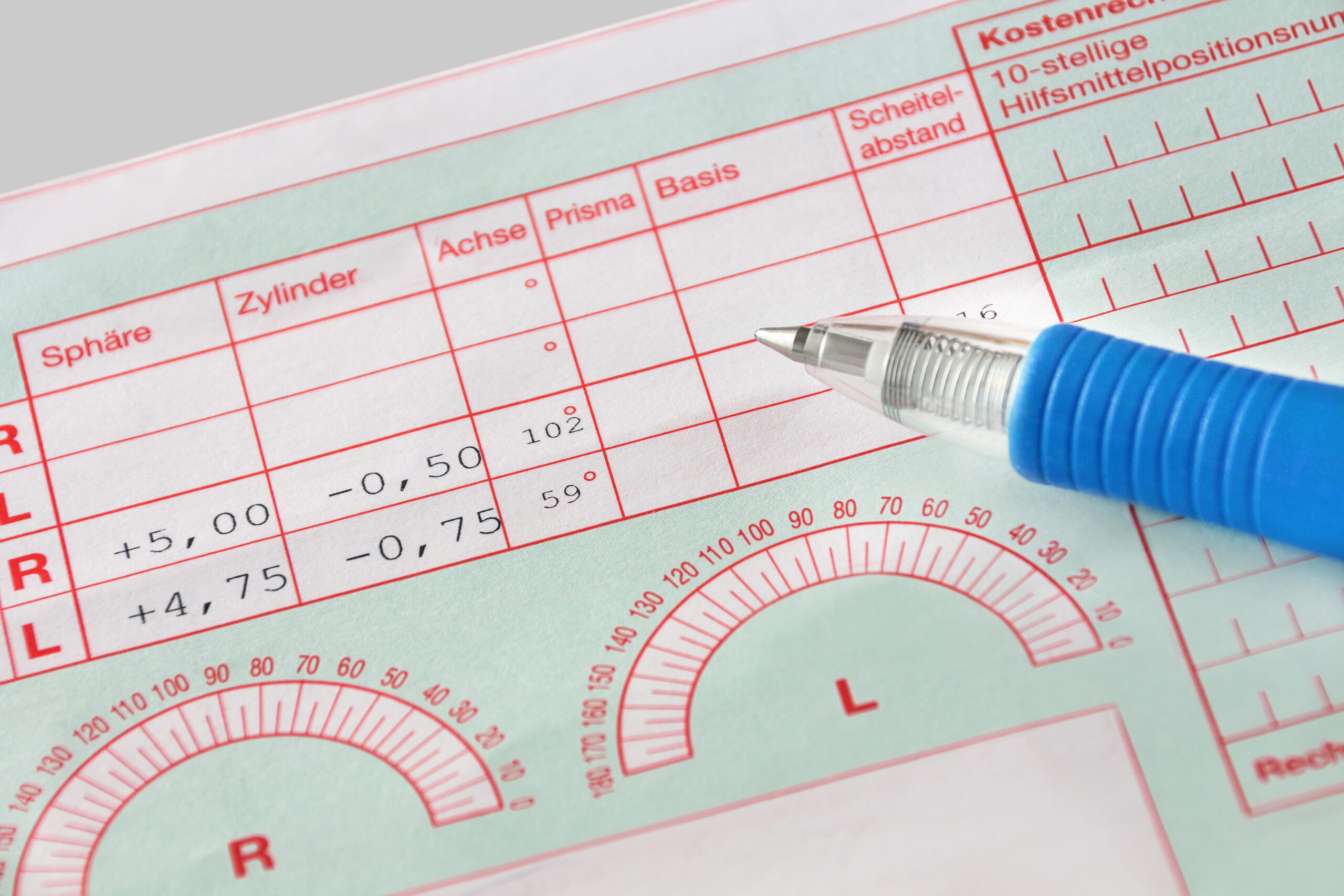 Augenärztliches Rezeptformular mit Werten und Kugelschreiber